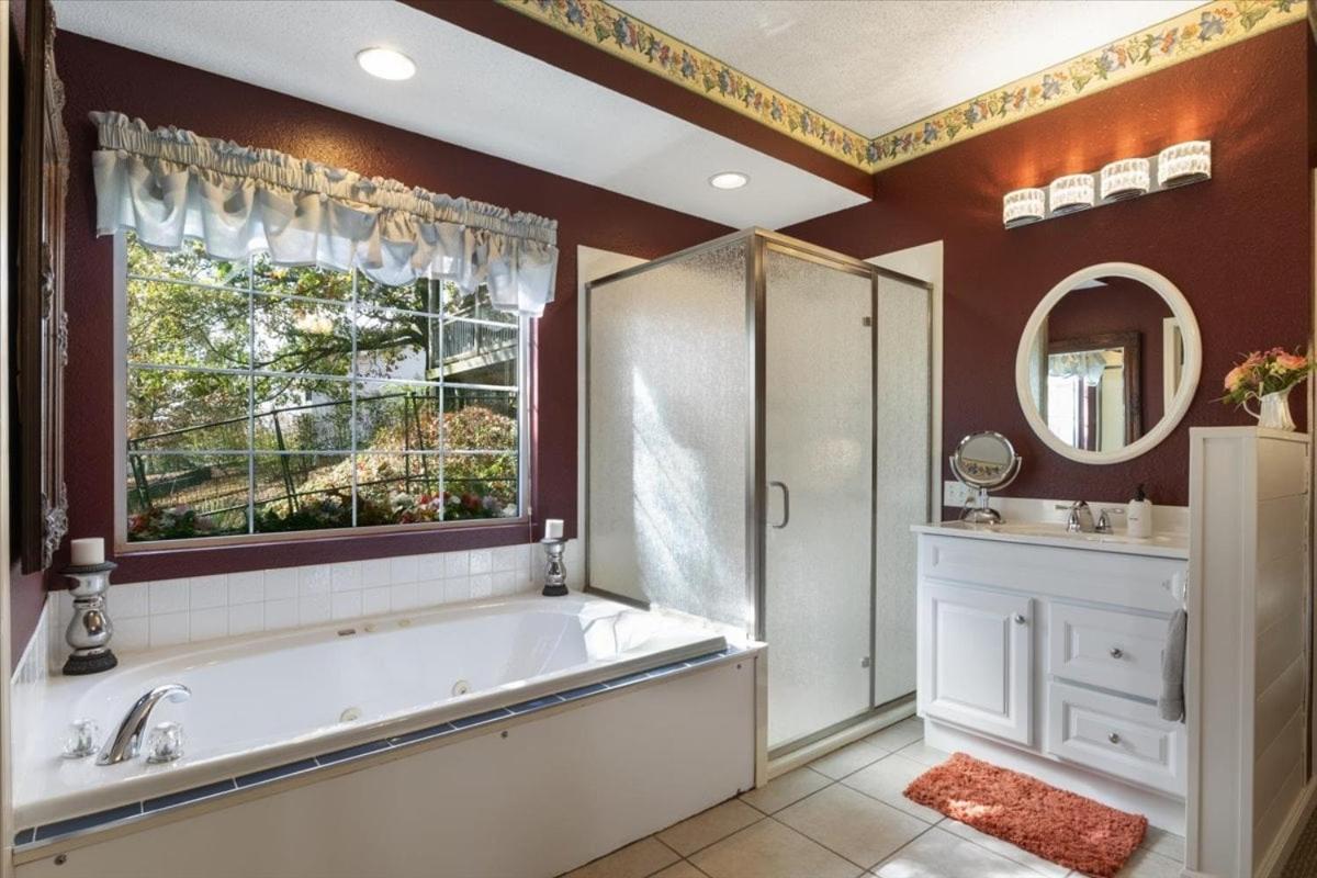 Six Suites with Hot Tubs, Private Jacuzzi Baths, Wooded Garden and Lake Access with Boat Slip