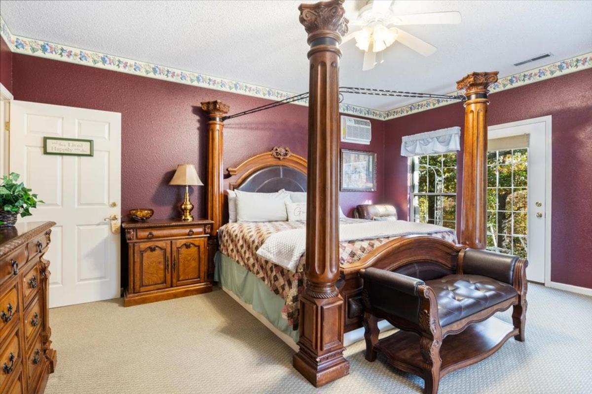 Six Suites with Hot Tubs, Private Jacuzzi Baths, Wooded Garden and Lake Access with Boat Slip