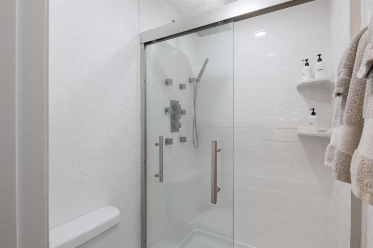 Six Suites with Hot Tubs, Private Jacuzzi Baths, Wooded Garden and Lake Access with Boat Slip