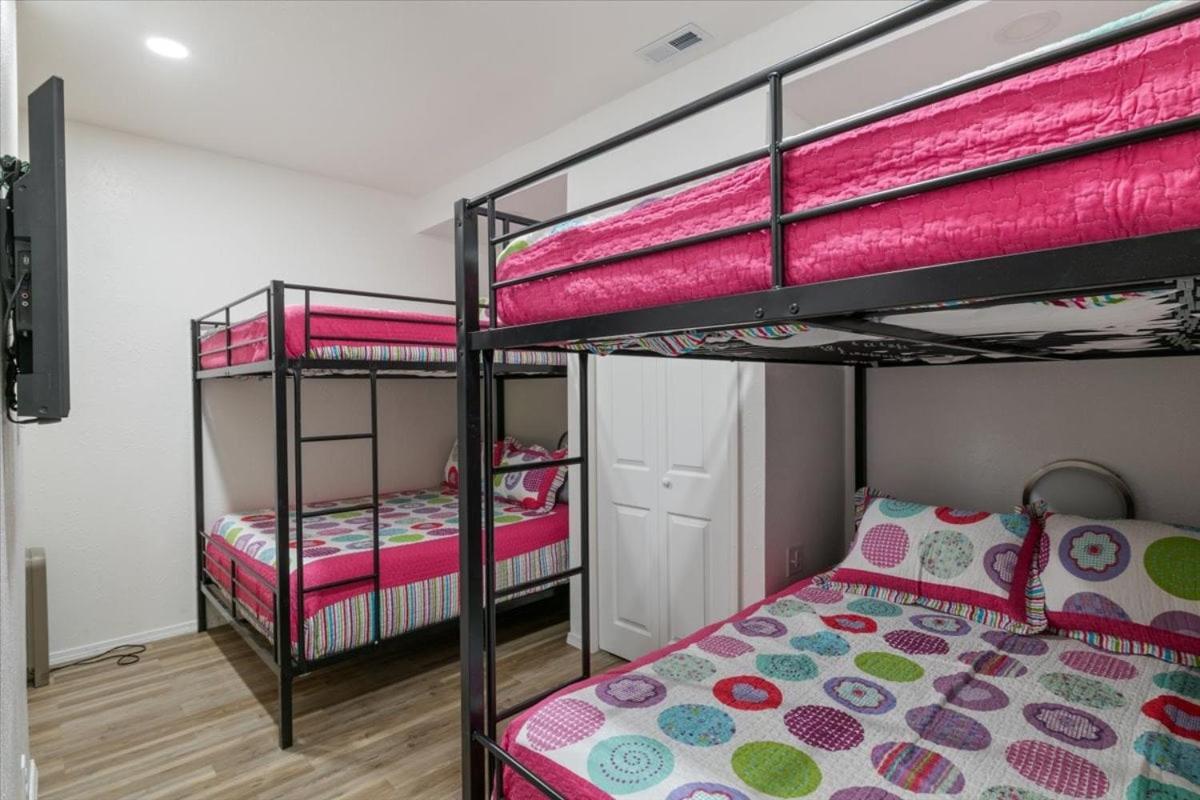 Six Suites with Hot Tubs, Private Jacuzzi Baths, Wooded Garden and Lake Access with Boat Slip
