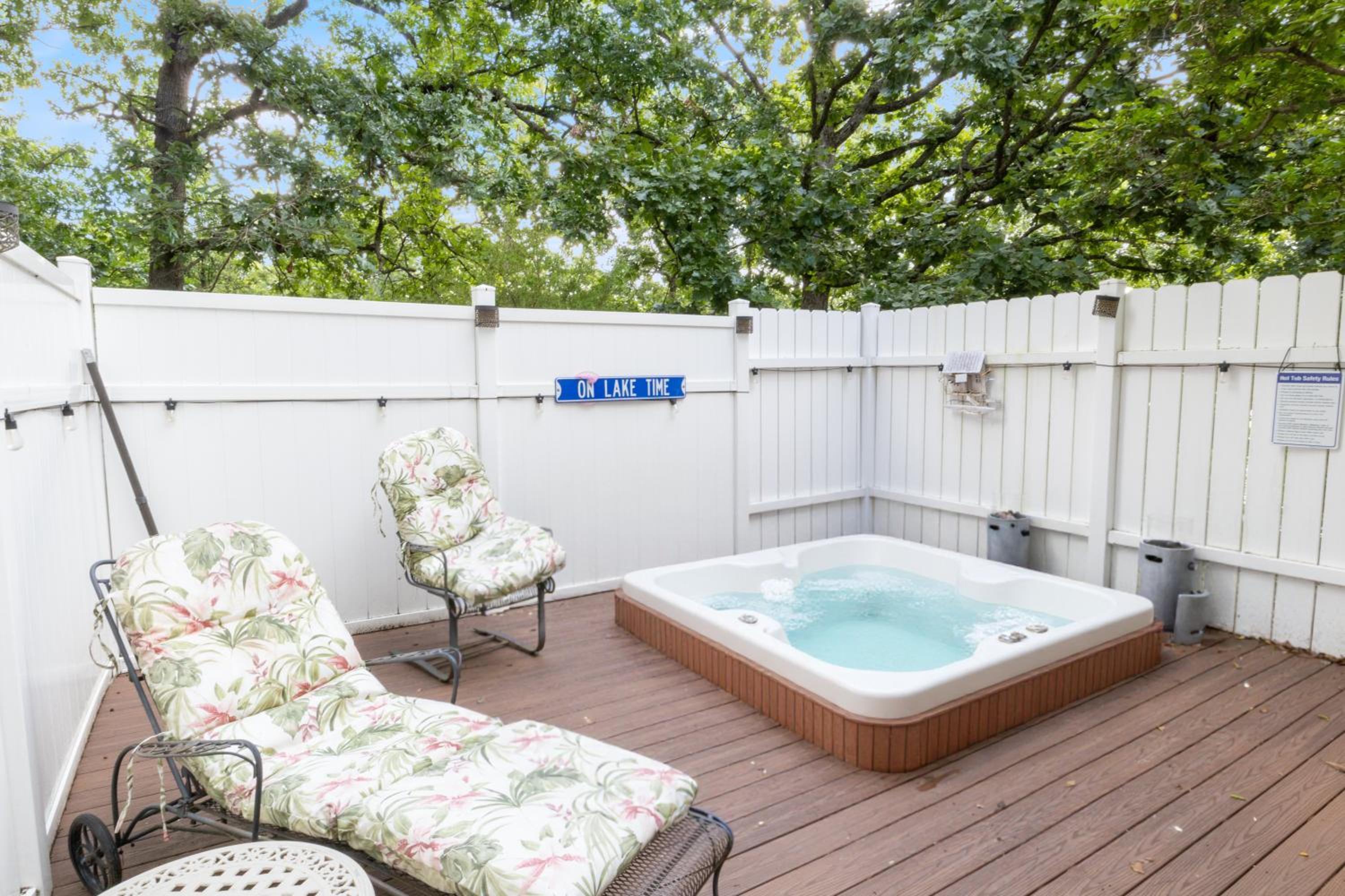 Six Suites with Hot Tubs, Private Jacuzzi Baths, Wooded Garden and Lake Access with Boat Slip