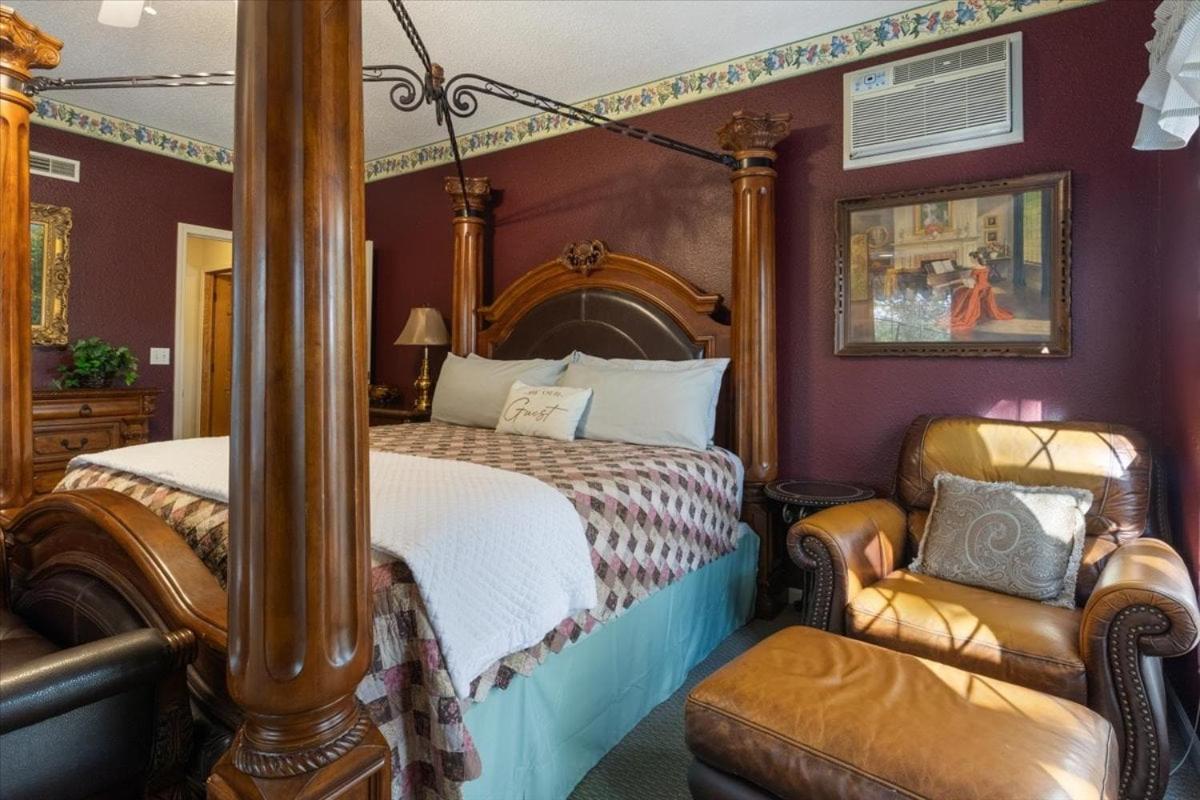 Six Suites with Hot Tubs, Private Jacuzzi Baths, Wooded Garden and Lake Access with Boat Slip
