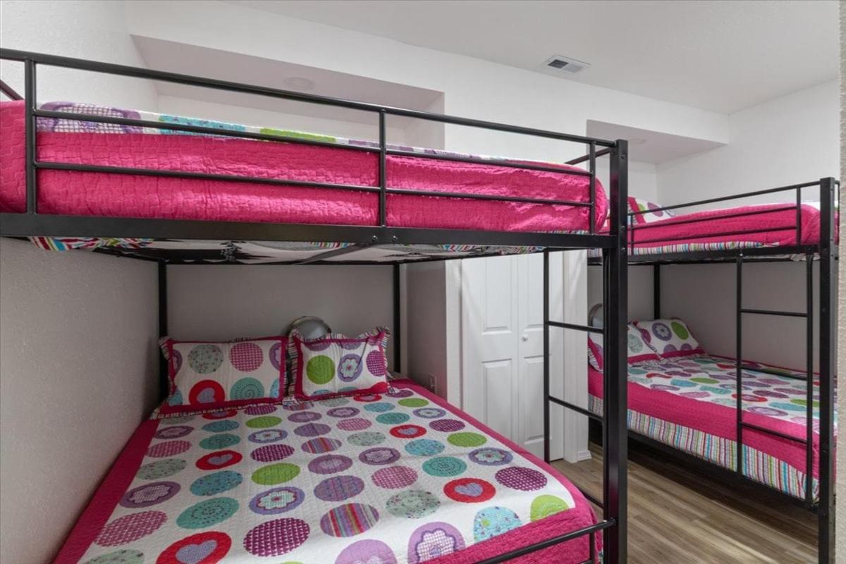 Six Suites with Hot Tubs, Private Jacuzzi Baths, Wooded Garden and Lake Access with Boat Slip