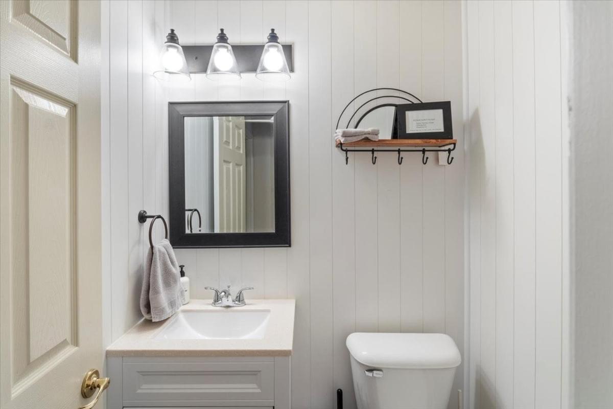 Six Suites with Hot Tubs, Private Jacuzzi Baths, Wooded Garden and Lake Access with Boat Slip