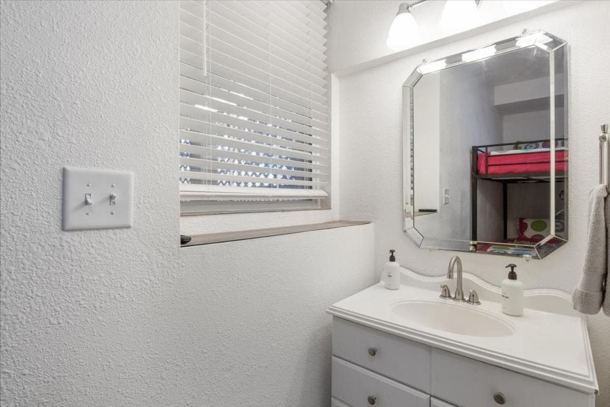 Six Suites with Hot Tubs, Private Jacuzzi Baths, Wooded Garden and Lake Access with Boat Slip