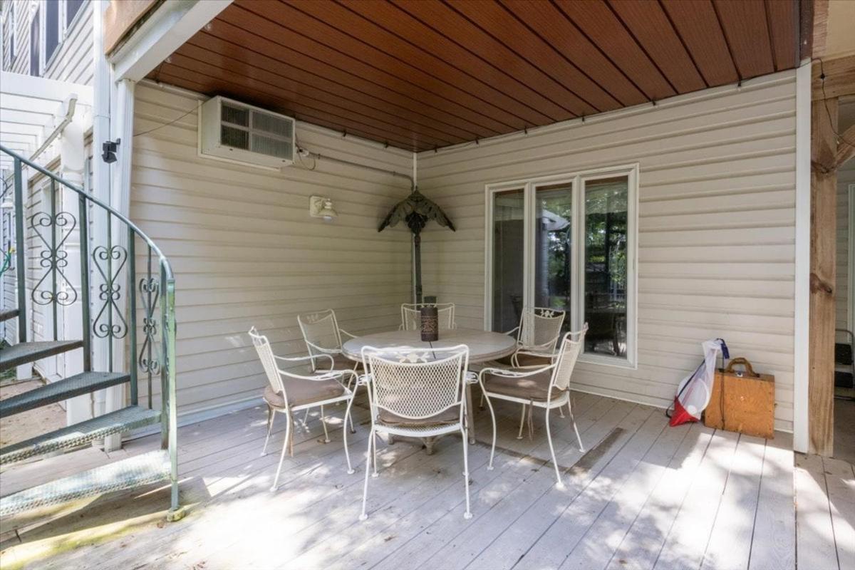 Six Suites with Hot Tubs, Private Jacuzzi Baths, Wooded Garden and Lake Access with Boat Slip