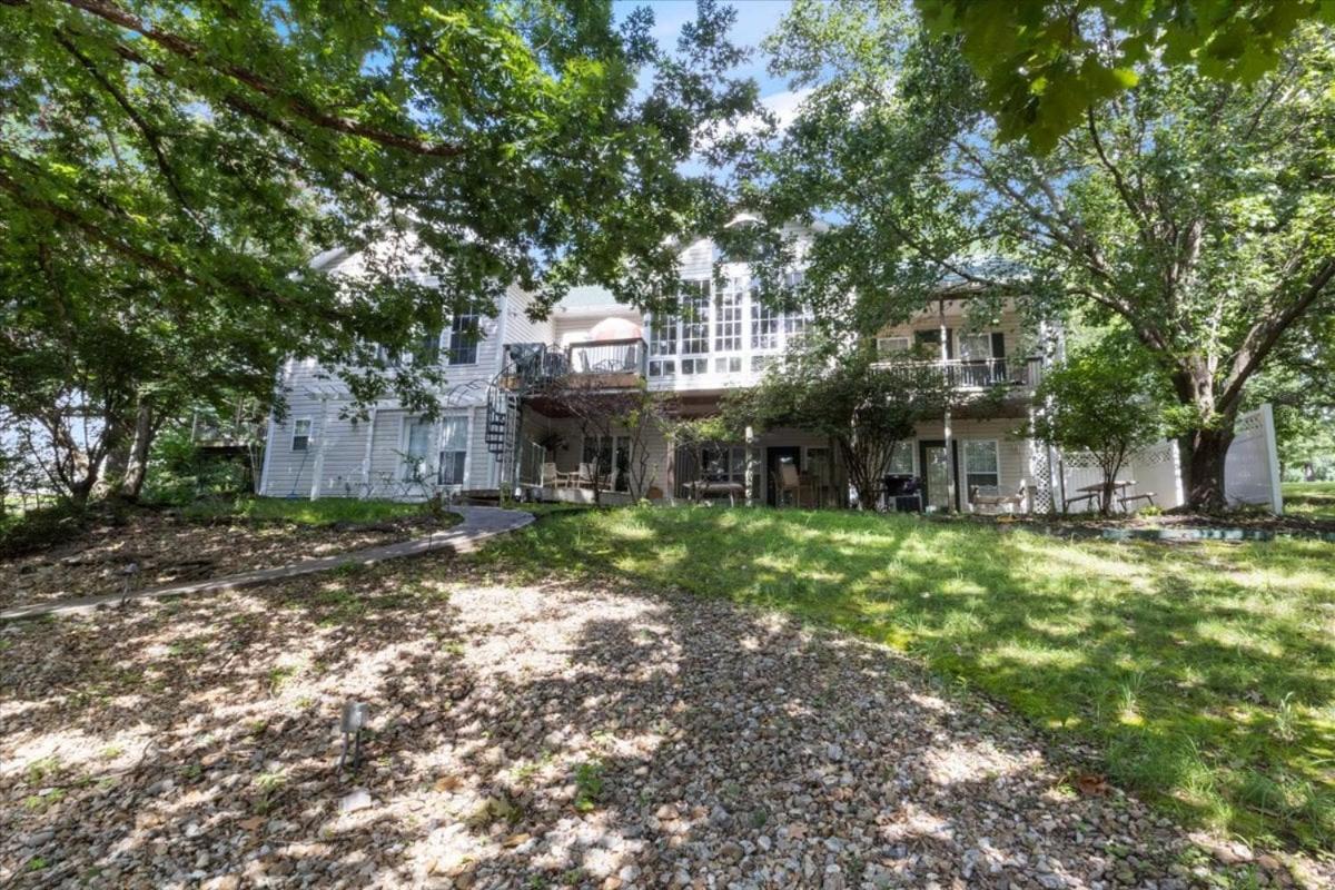 Six Suites with Hot Tubs, Private Jacuzzi Baths, Wooded Garden and Lake Access with Boat Slip