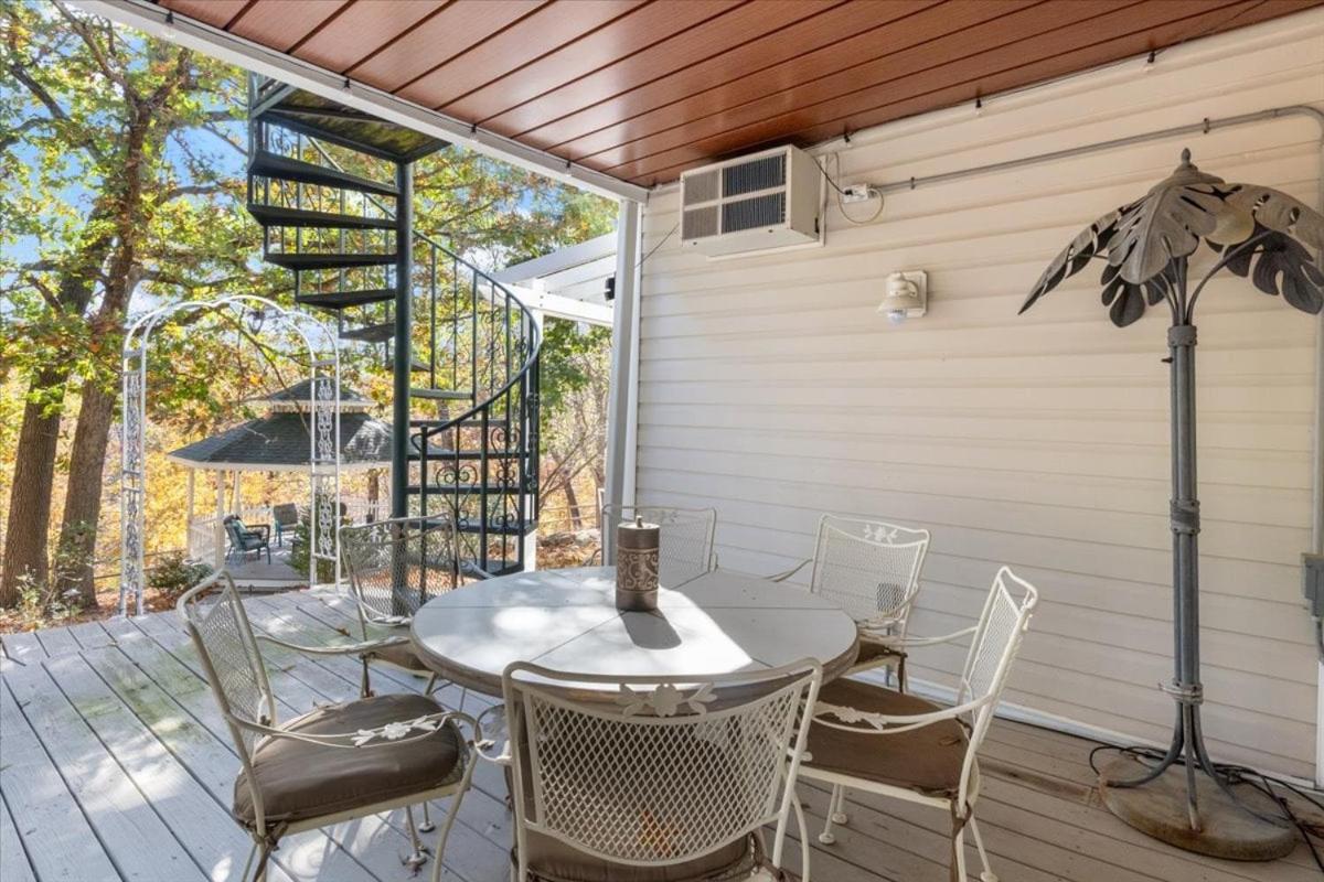 Six Suites with Hot Tubs, Private Jacuzzi Baths, Wooded Garden and Lake Access with Boat Slip