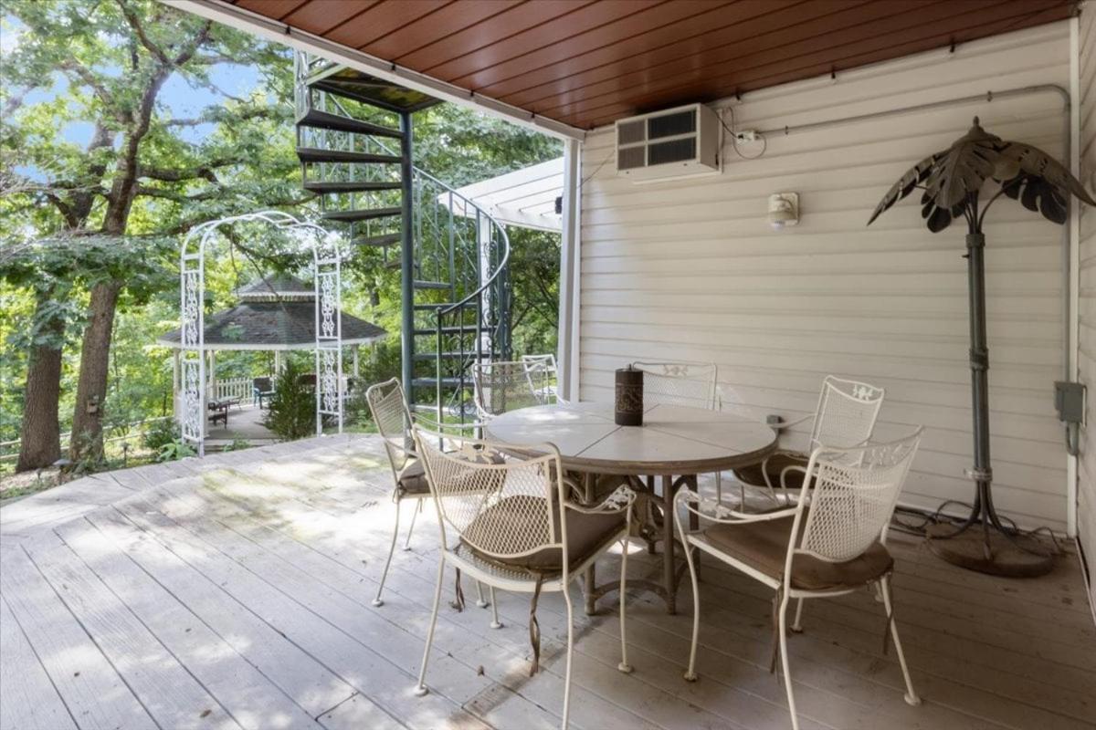 Six Suites with Hot Tubs, Private Jacuzzi Baths, Wooded Garden and Lake Access with Boat Slip