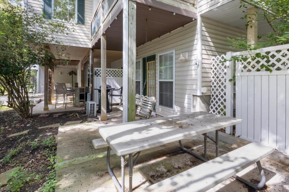 Six Suites with Hot Tubs, Private Jacuzzi Baths, Wooded Garden and Lake Access with Boat Slip