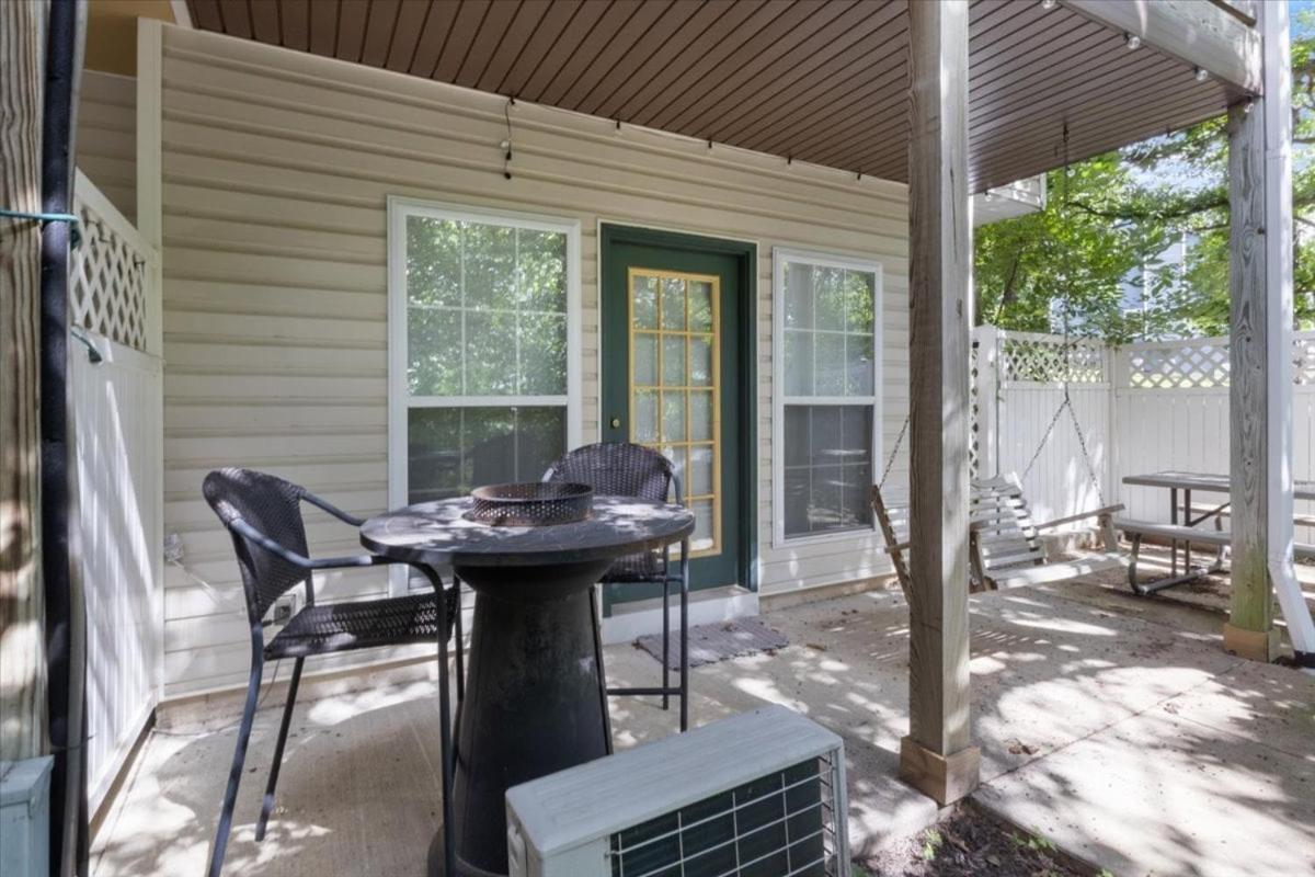 Six Suites with Hot Tubs, Private Jacuzzi Baths, Wooded Garden and Lake Access with Boat Slip