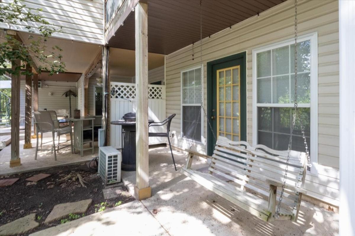 Six Suites with Hot Tubs, Private Jacuzzi Baths, Wooded Garden and Lake Access with Boat Slip