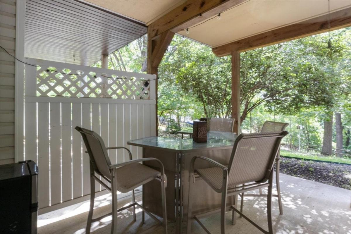 Six Suites with Hot Tubs, Private Jacuzzi Baths, Wooded Garden and Lake Access with Boat Slip