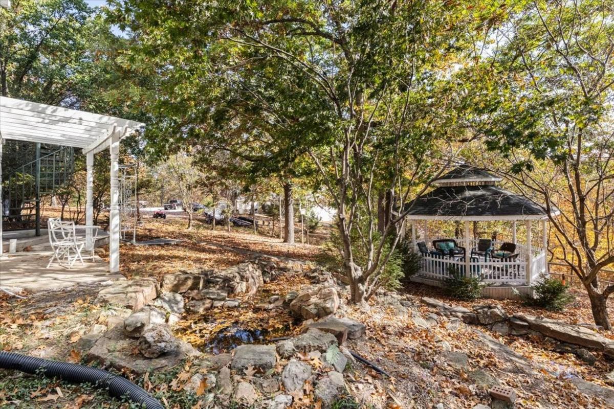 Six Suites with Hot Tubs, Private Jacuzzi Baths, Wooded Garden and Lake Access with Boat Slip