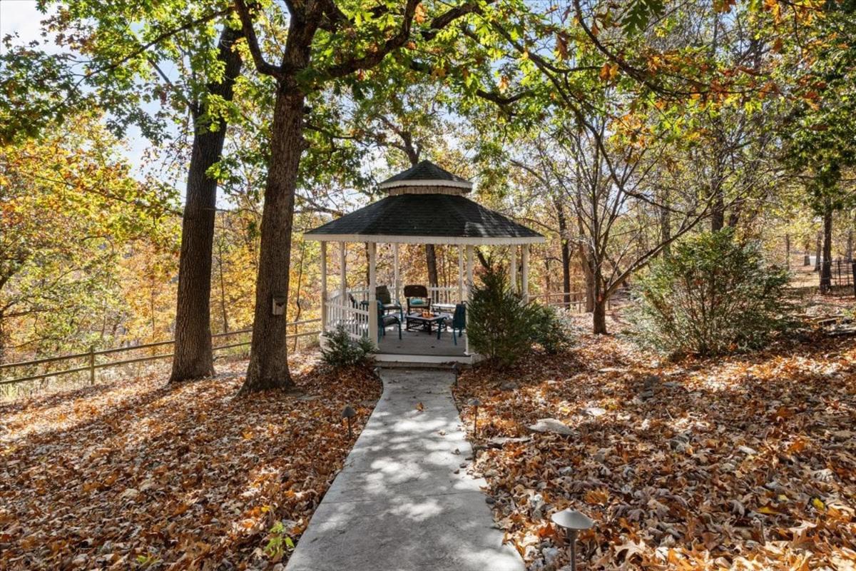 Six Suites with Hot Tubs, Private Jacuzzi Baths, Wooded Garden and Lake Access with Boat Slip