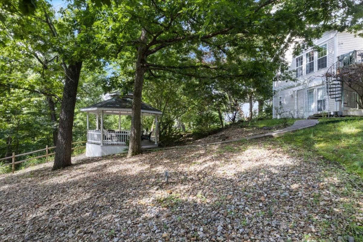 Six Suites with Hot Tubs, Private Jacuzzi Baths, Wooded Garden and Lake Access with Boat Slip