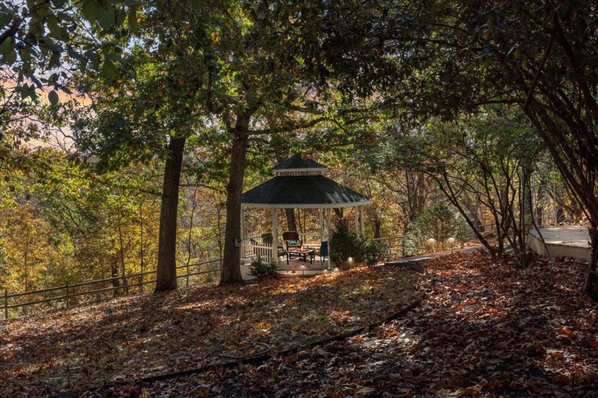 Six Suites with Hot Tubs, Private Jacuzzi Baths, Wooded Garden and Lake Access with Boat Slip