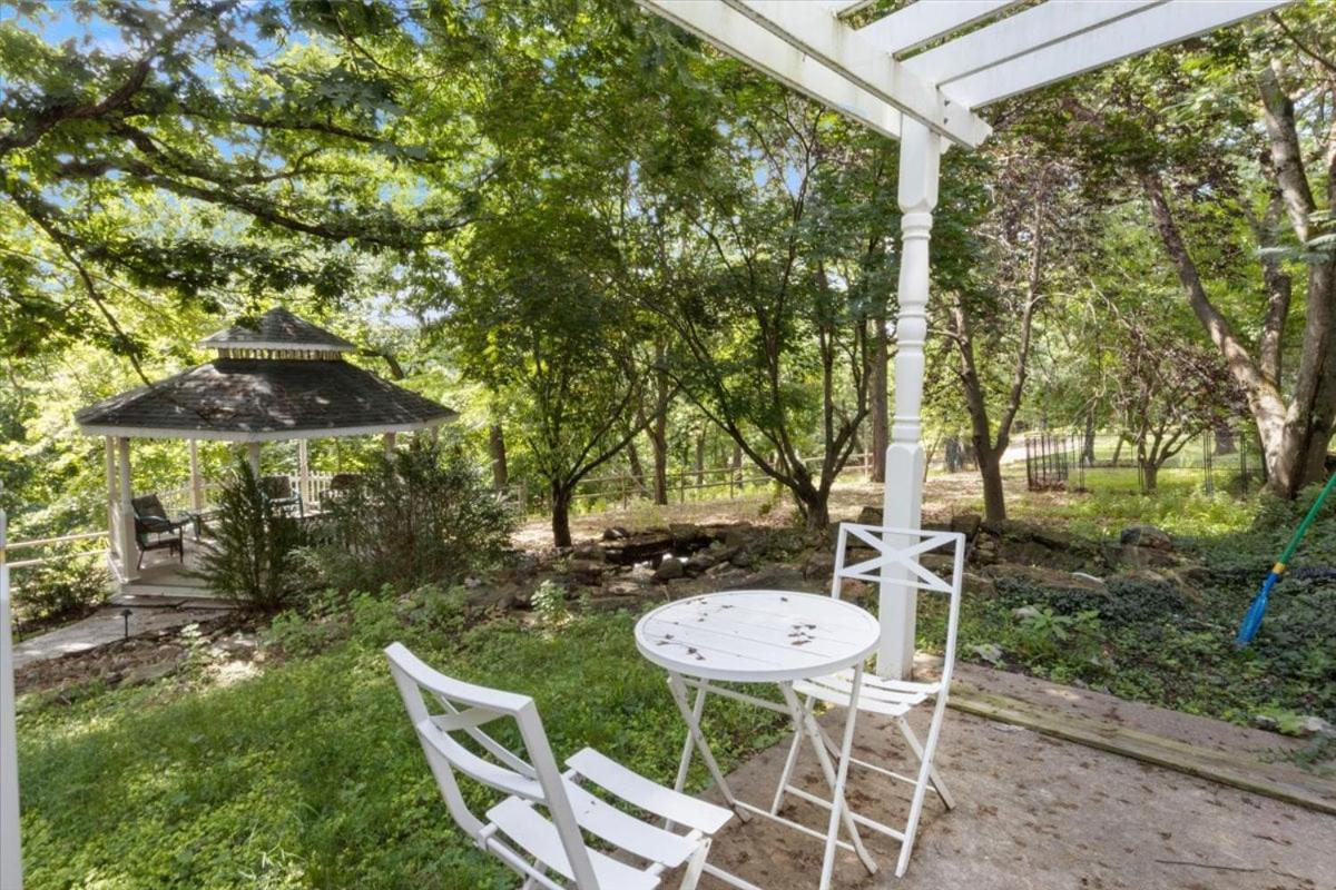 Six Suites with Hot Tubs, Private Jacuzzi Baths, Wooded Garden and Lake Access with Boat Slip