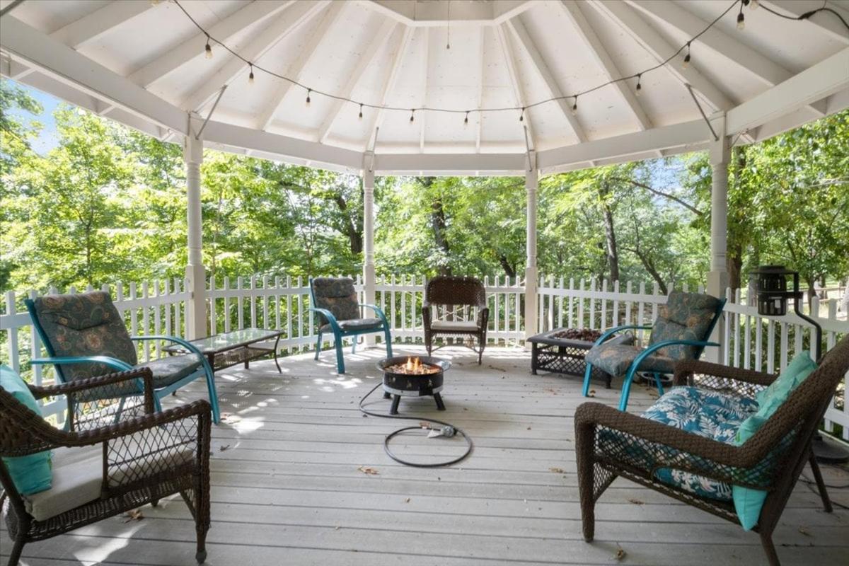 Six Suites with Hot Tubs, Private Jacuzzi Baths, Wooded Garden and Lake Access with Boat Slip