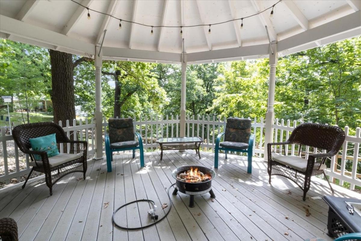 Six Suites with Hot Tubs, Private Jacuzzi Baths, Wooded Garden and Lake Access with Boat Slip