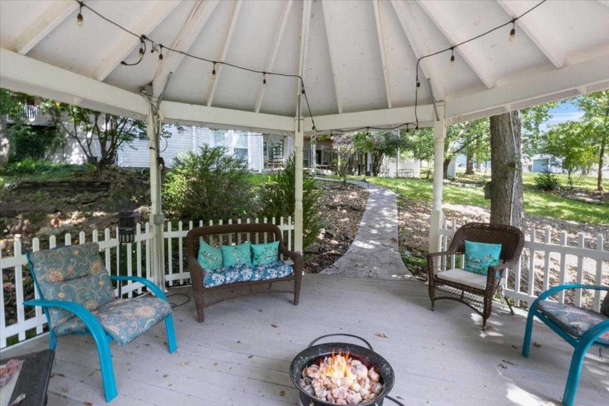 Six Suites with Hot Tubs, Private Jacuzzi Baths, Wooded Garden and Lake Access with Boat Slip