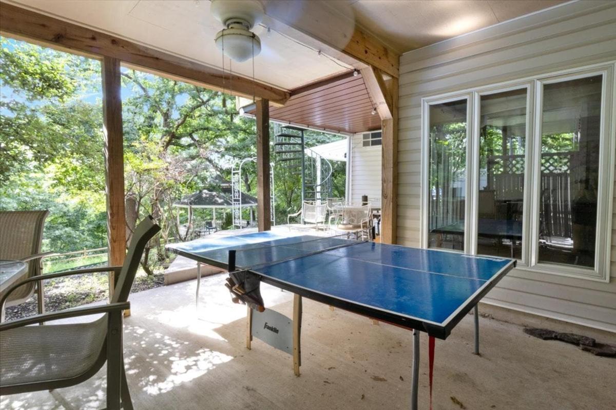 Six Suites with Hot Tubs, Private Jacuzzi Baths, Wooded Garden and Lake Access with Boat Slip