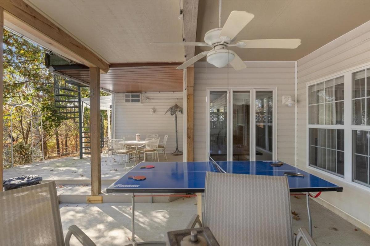 Six Suites with Hot Tubs, Private Jacuzzi Baths, Wooded Garden and Lake Access with Boat Slip