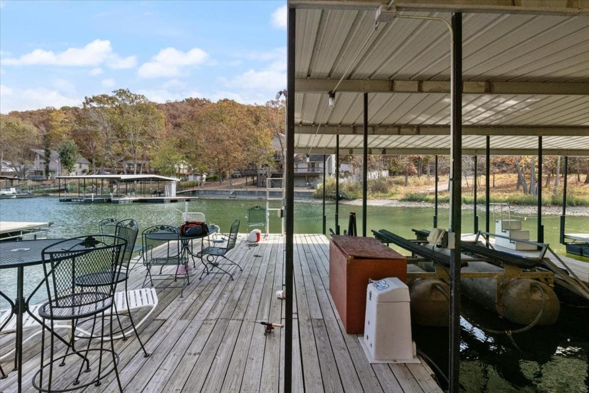 Six Suites with Hot Tubs, Private Jacuzzi Baths, Wooded Garden and Lake Access with Boat Slip