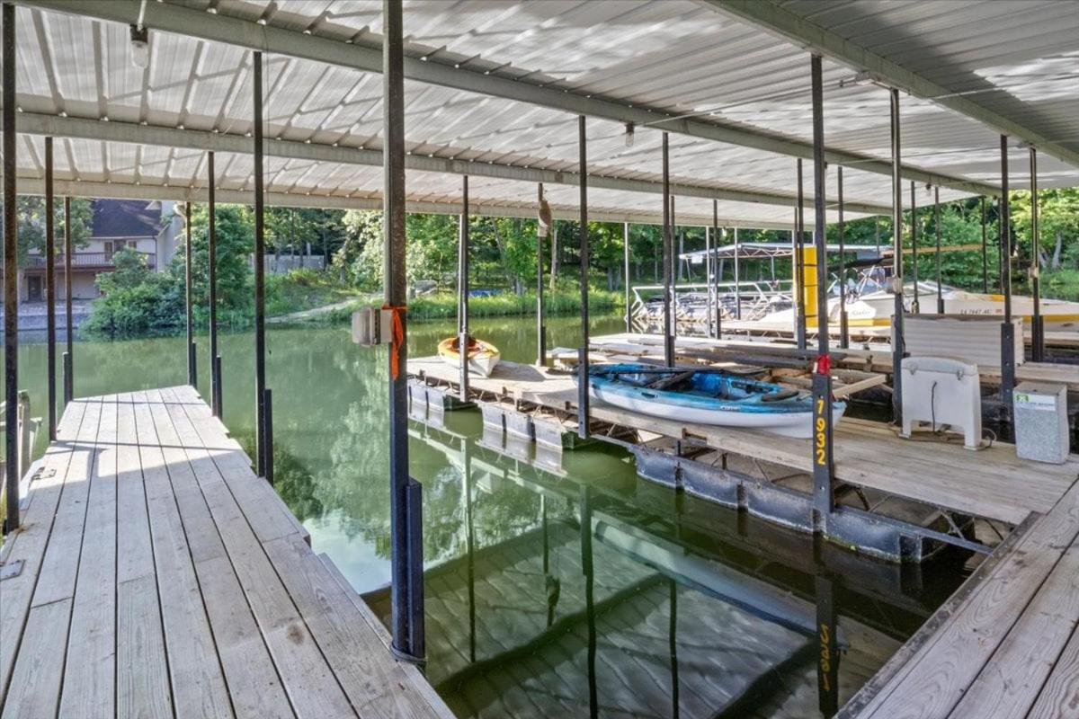 Six Suites with Hot Tubs, Private Jacuzzi Baths, Wooded Garden and Lake Access with Boat Slip
