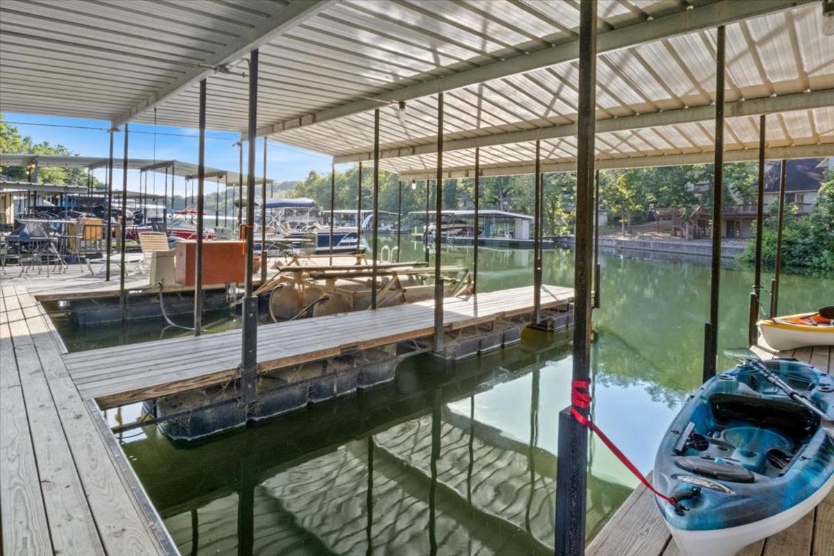 Six Suites with Hot Tubs, Private Jacuzzi Baths, Wooded Garden and Lake Access with Boat Slip