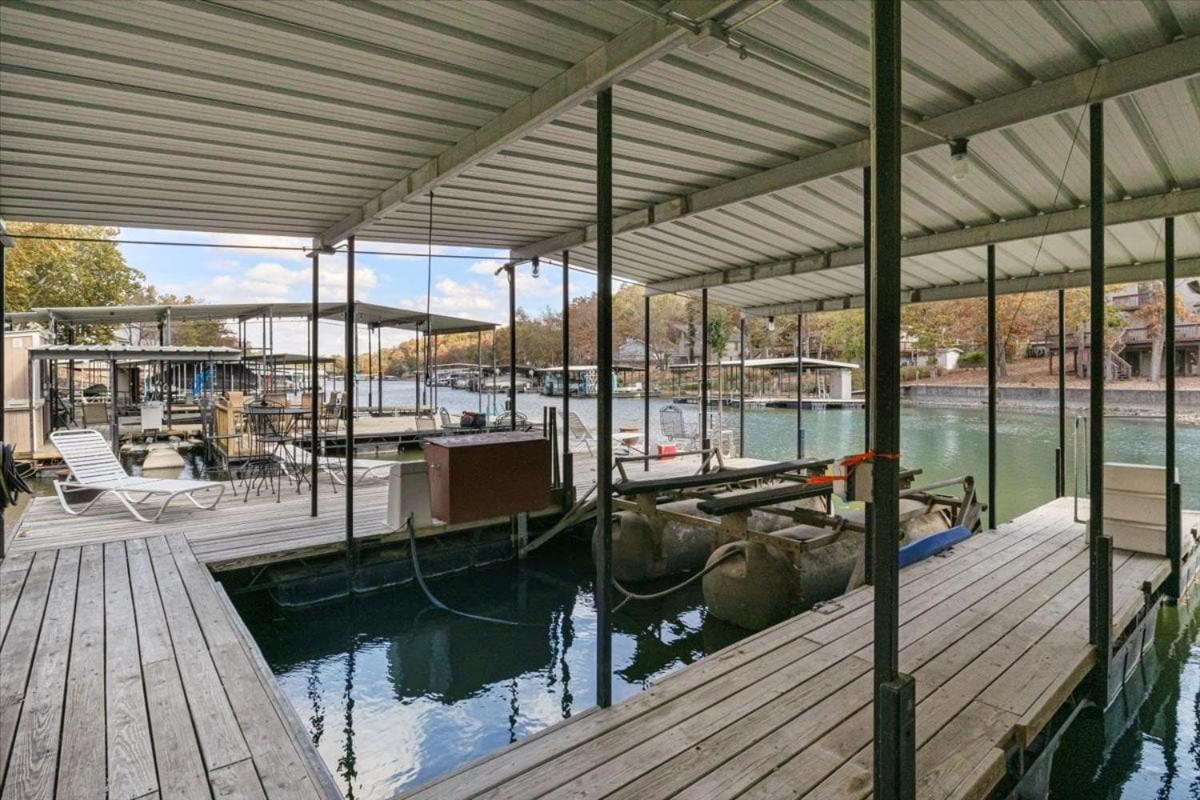 Six Suites with Hot Tubs, Private Jacuzzi Baths, Wooded Garden and Lake Access with Boat Slip