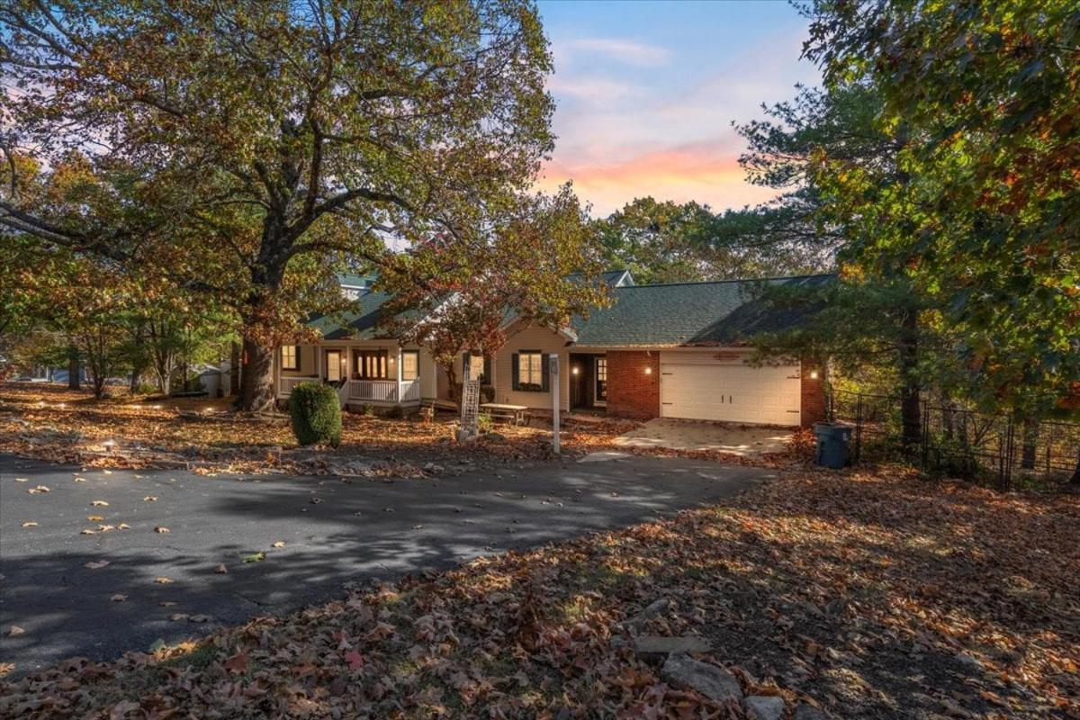 Six Suites with Hot Tubs, Private Jacuzzi Baths, Wooded Garden and Lake Access with Boat Slip