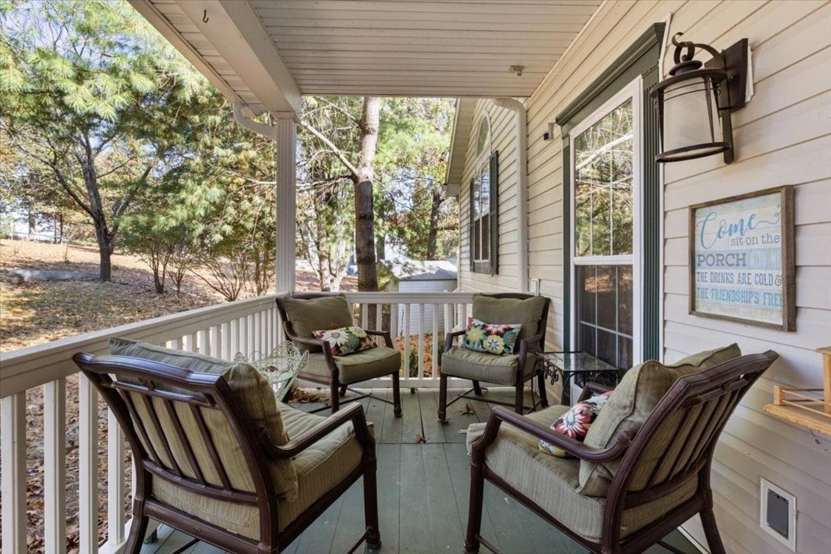 Six Suites with Hot Tubs, Private Jacuzzi Baths, Wooded Garden and Lake Access with Boat Slip