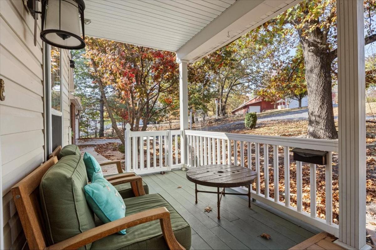 Six Suites with Hot Tubs, Private Jacuzzi Baths, Wooded Garden and Lake Access with Boat Slip