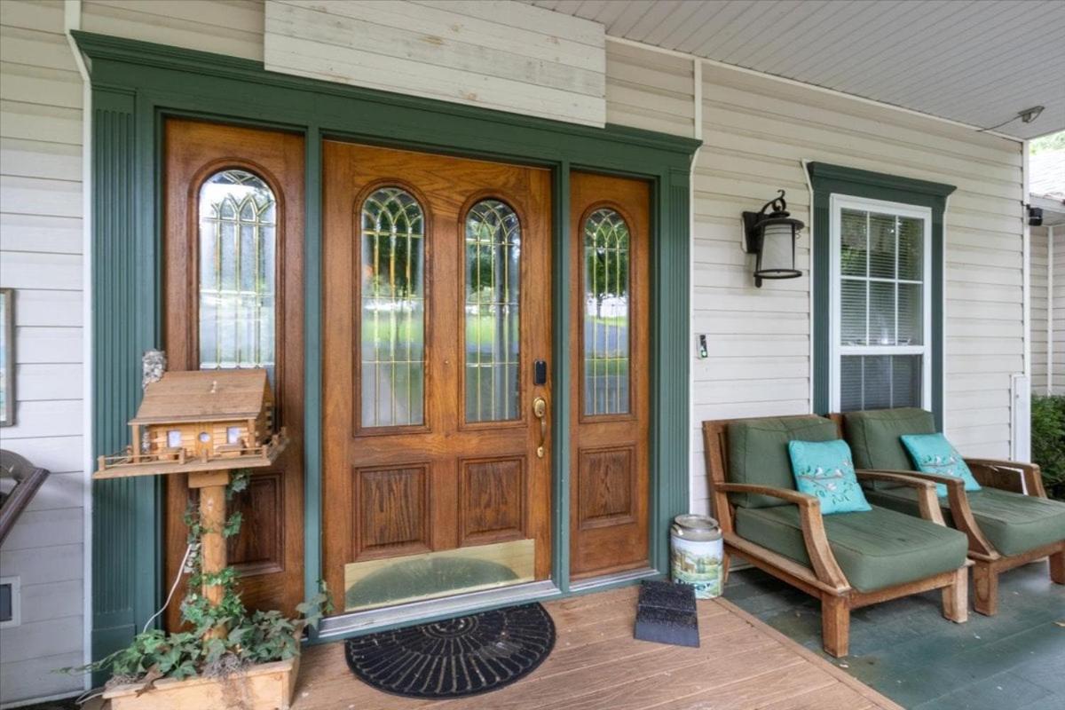 Six Suites with Hot Tubs, Private Jacuzzi Baths, Wooded Garden and Lake Access with Boat Slip