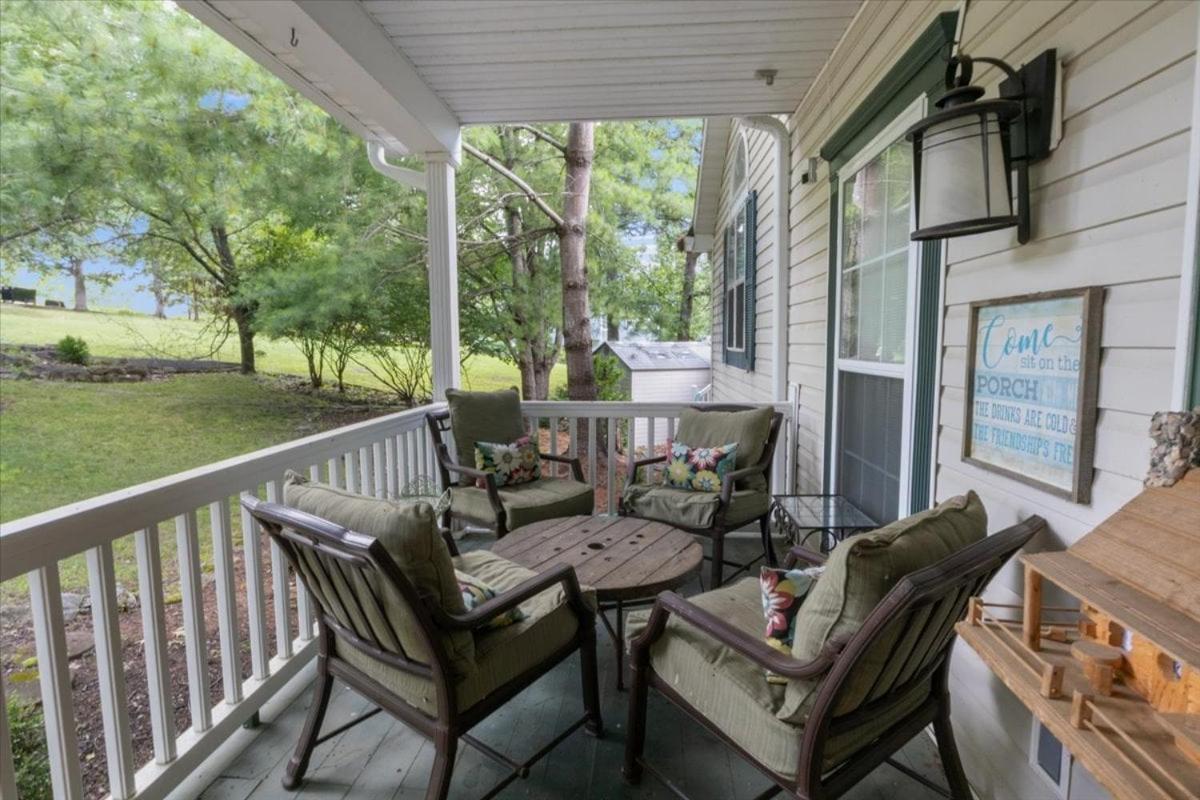 Six Suites with Hot Tubs, Private Jacuzzi Baths, Wooded Garden and Lake Access with Boat Slip