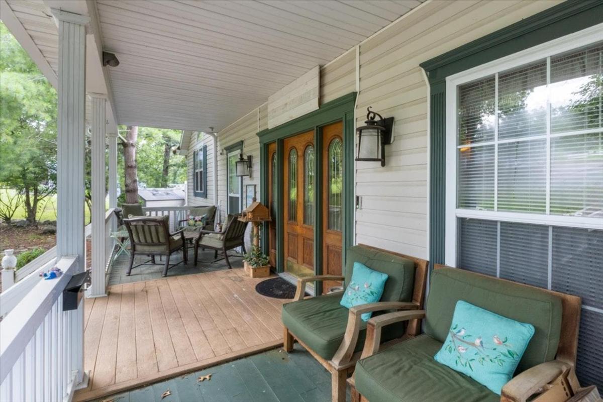 Six Suites with Hot Tubs, Private Jacuzzi Baths, Wooded Garden and Lake Access with Boat Slip