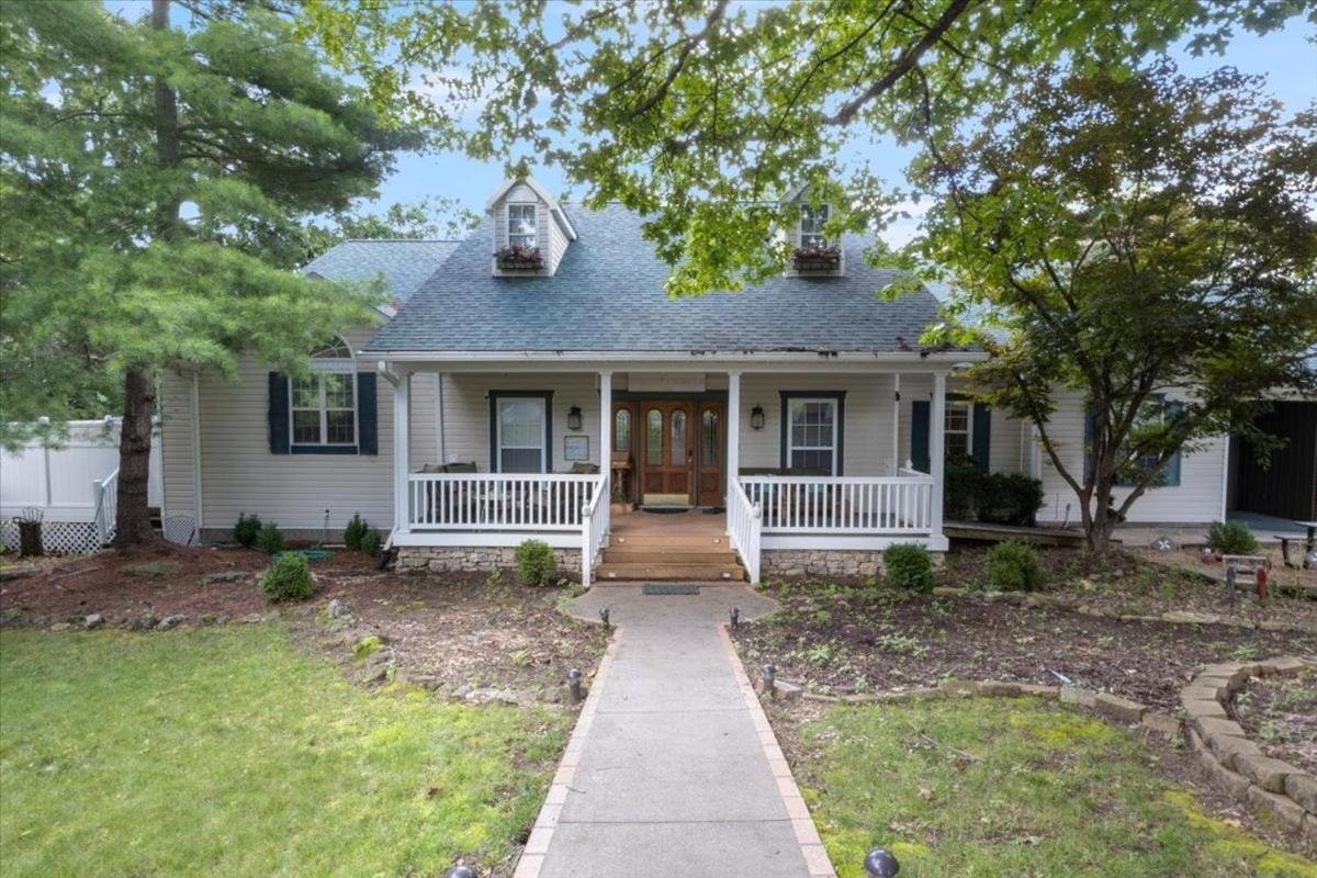 Six Suites with Hot Tubs, Private Jacuzzi Baths, Wooded Garden and Lake Access with Boat Slip
