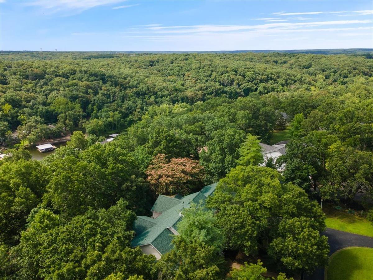 Six Suites with Hot Tubs, Private Jacuzzi Baths, Wooded Garden and Lake Access with Boat Slip