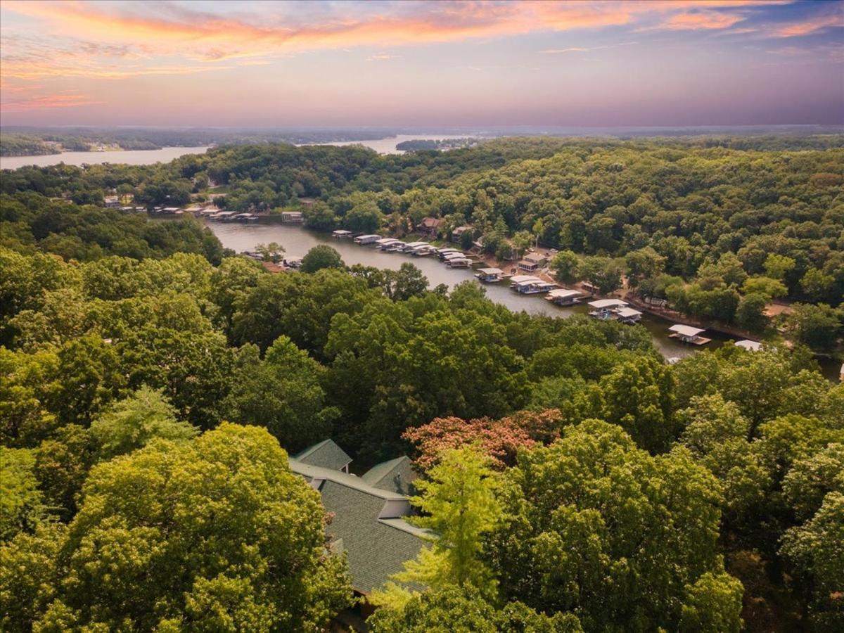 Six Suites with Hot Tubs, Private Jacuzzi Baths, Wooded Garden and Lake Access with Boat Slip