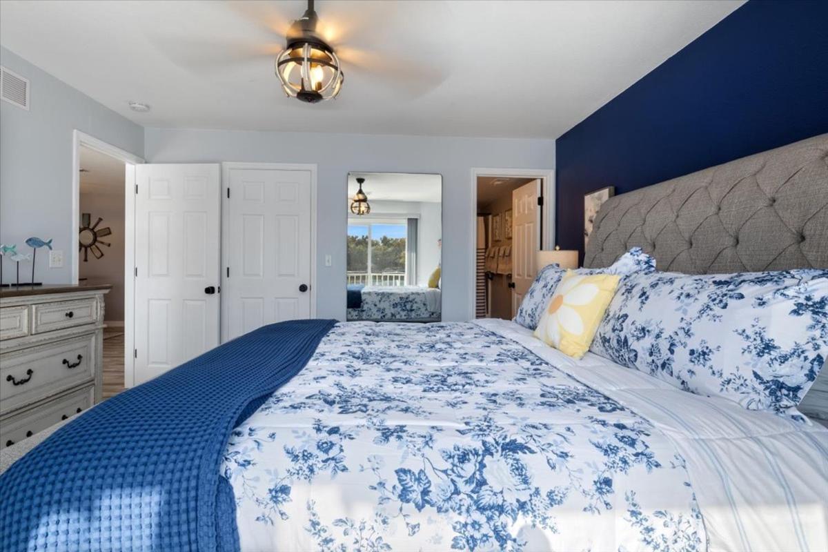 Newly Updated, Amazing Views, Boat Slip & Heated Pool