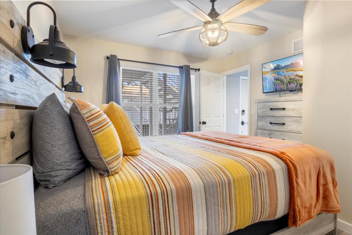 Newly Updated, Amazing Views, Boat Slip & Heated Pool