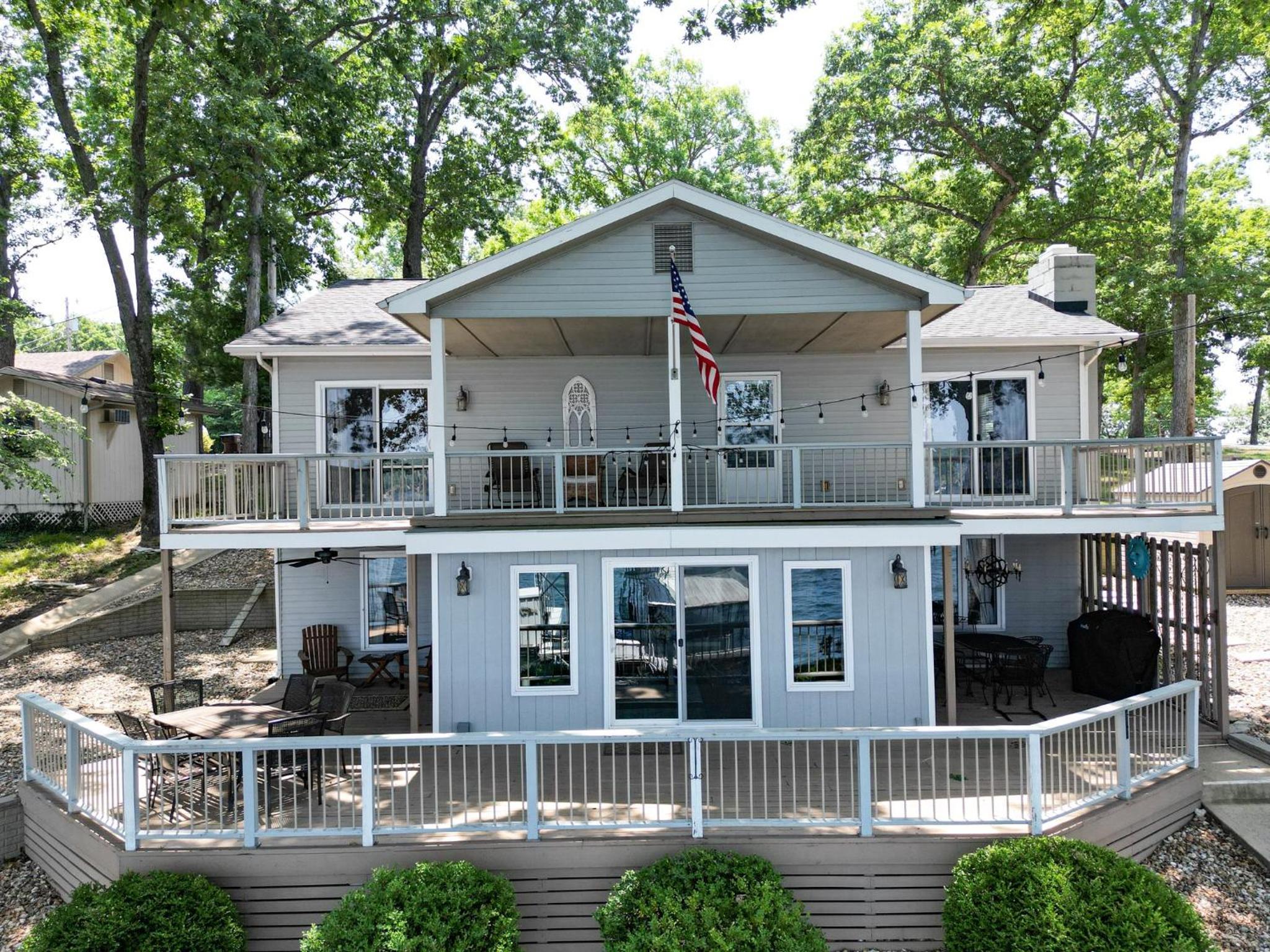 Unforgettable Views & Lakefront Firepit Nights
