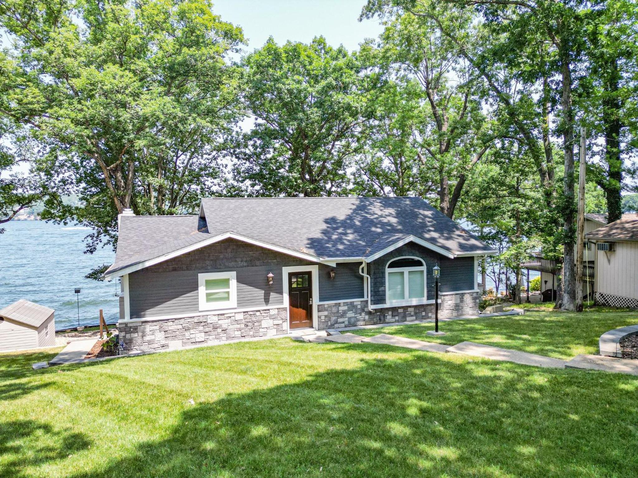 Unforgettable Views & Lakefront Firepit Nights
