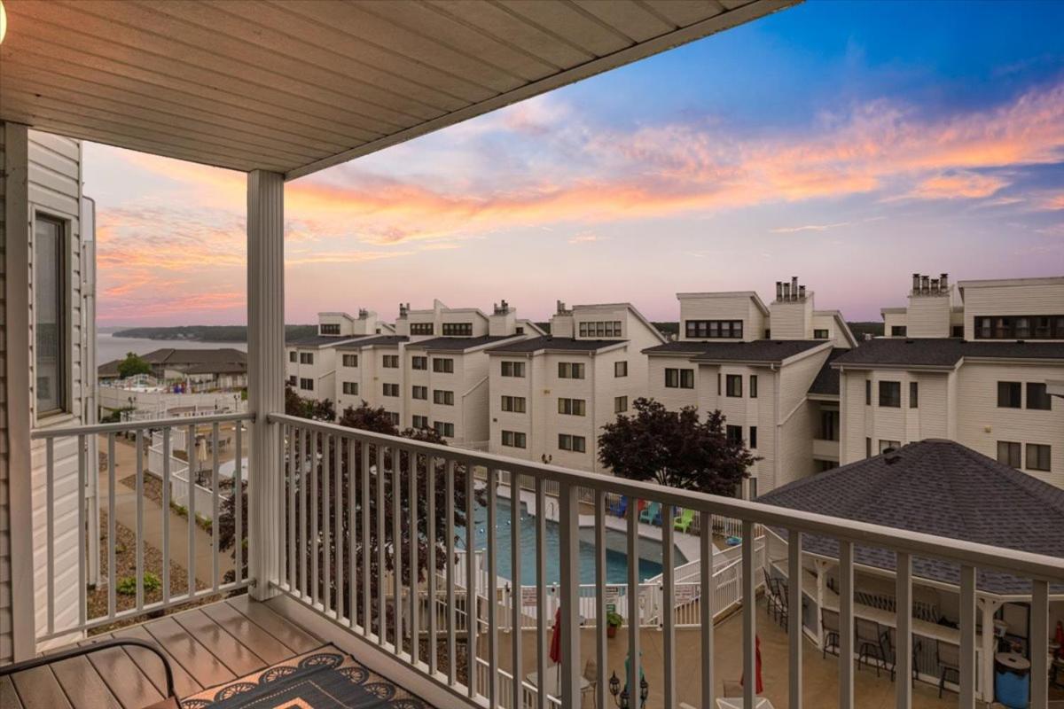 Lakefront Osage Beach Condo + Workspace w/ Pool Views