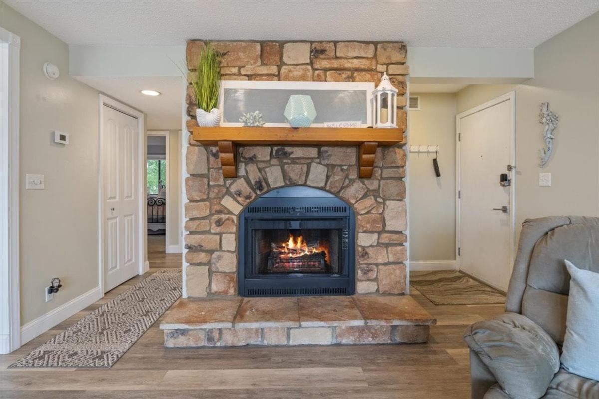 Lakefront Osage Beach Condo + Workspace w/ Pool Views