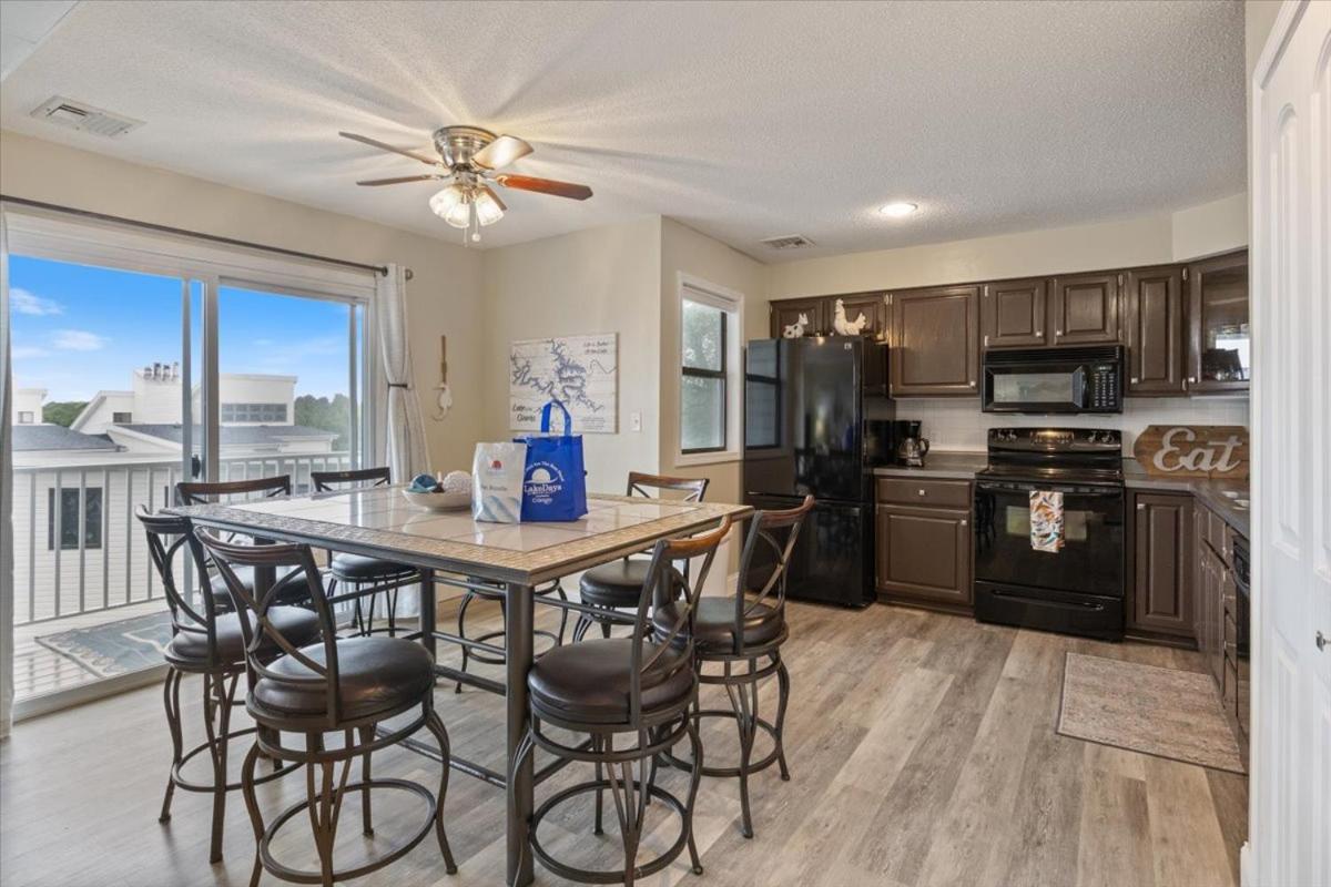 Lakefront Osage Beach Condo + Workspace w/ Pool Views