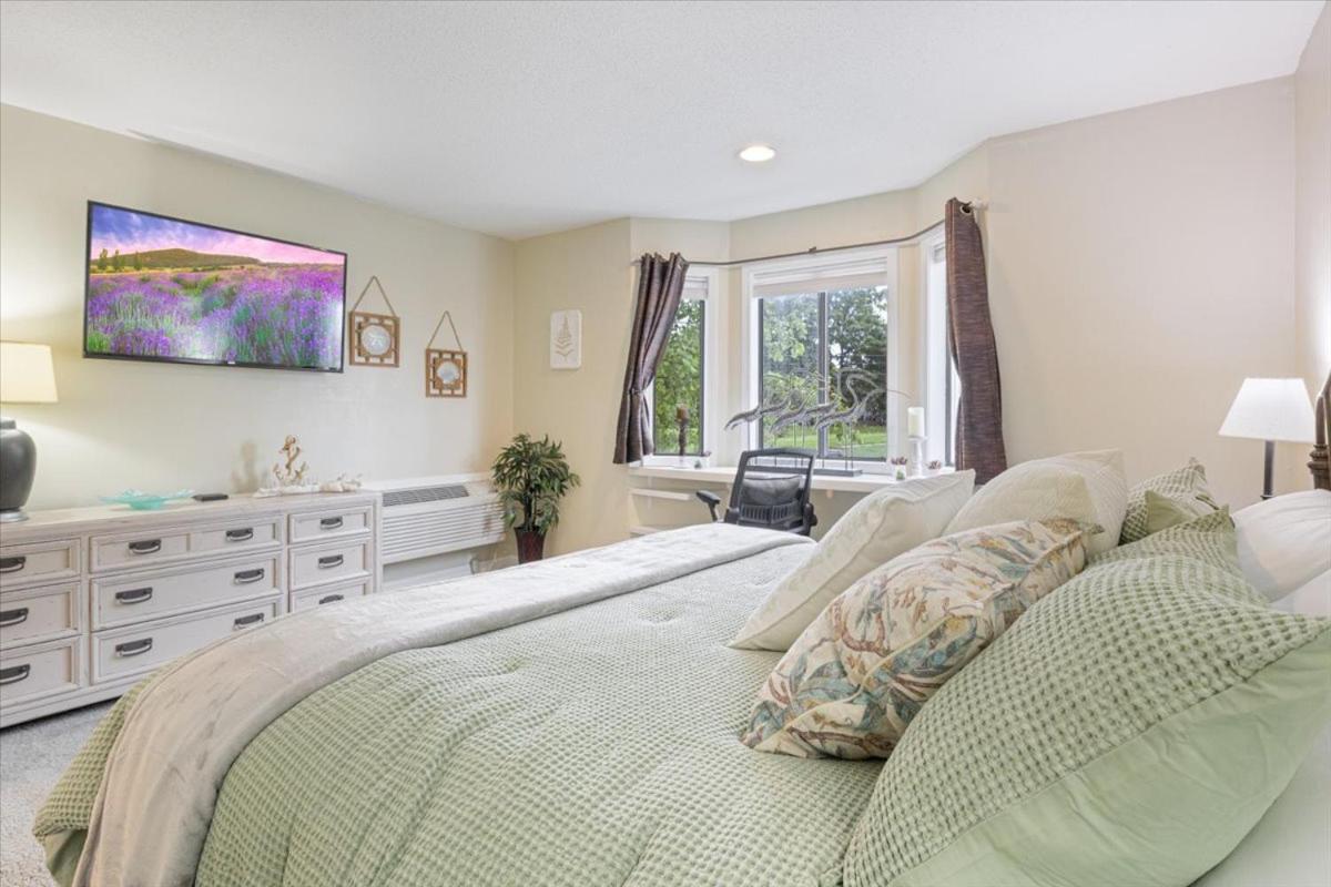 Lakefront Osage Beach Condo + Workspace w/ Pool Views