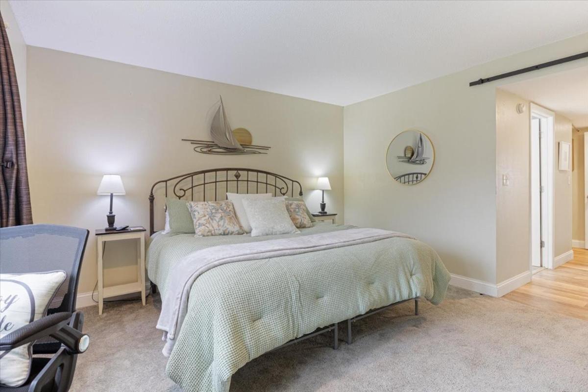 Lakefront Osage Beach Condo + Workspace w/ Pool Views