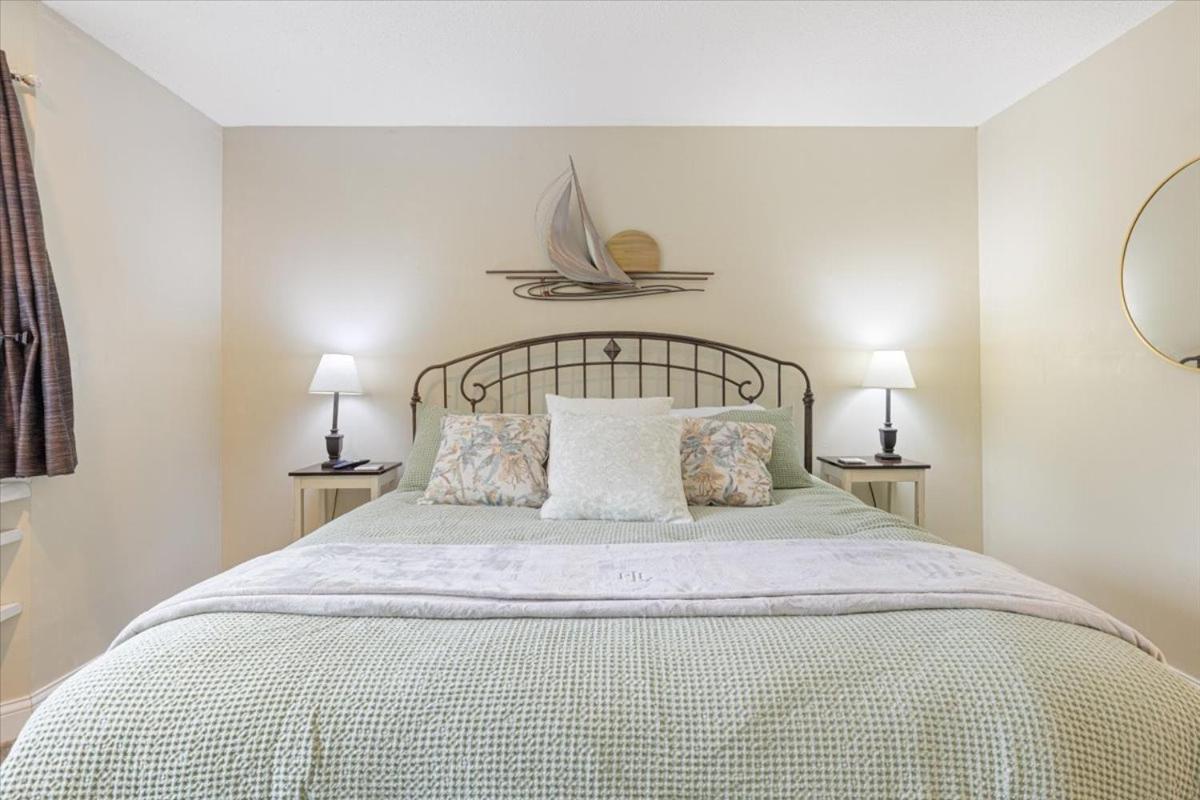 Lakefront Osage Beach Condo + Workspace w/ Pool Views